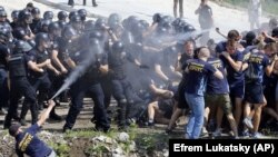 Сутички членів «Національного корпусу» і «Національних дружин» із поліцією під час протесту проти забудови на масиві Осокорки в Києві, 28 липня 2018 року