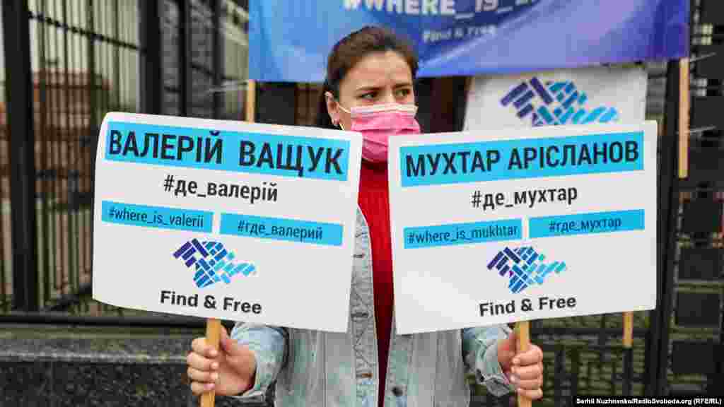 Участники акции держали транспаранты с именами пропавших без вести крымчан – это Валерий Ващук, Иван Бондарец, Василий Черныш, Тимур Шаймарданов, Сейран Зинединов, Ислям Джеппаров, Джевдет Ислямов, Эскендер Апселямов, Федор Костенко, Мухтар Арисланов, Арлен Терехов, Руслан Ганиев, Арсен Алиев, Эскендер Ибраимов и Эрвин Ибрагимов