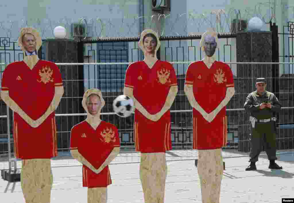 Акція «Пенальті Росії» під посольством Російської Федерації в Києві, 13 червня 2016 року. Активісти вимагають позбавити Росію права на проведення Чемпіонату світу з футболу в 2018 році