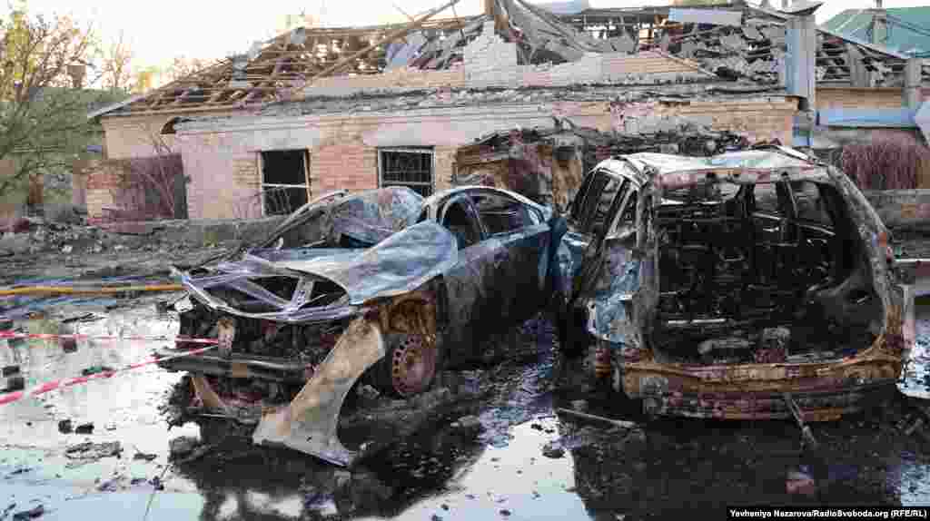 Згорілі авто поряд з епіцентром удару на території лікарні  