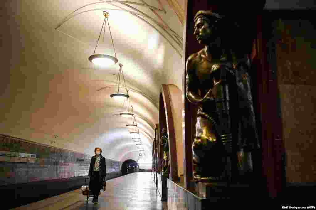 Пасажирка у захисній масці на платформі станції метро в Москві. (AFP/Kirill Kudryavtsev)