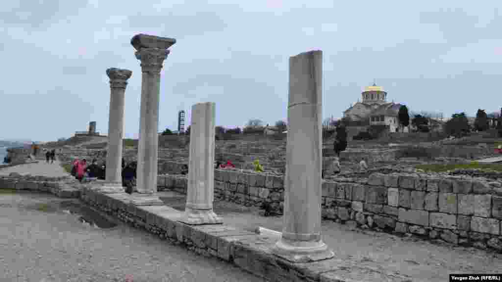 Знаменитые колонны Херсонеса, вокруг которых почти нет элементов «благоустройства» 