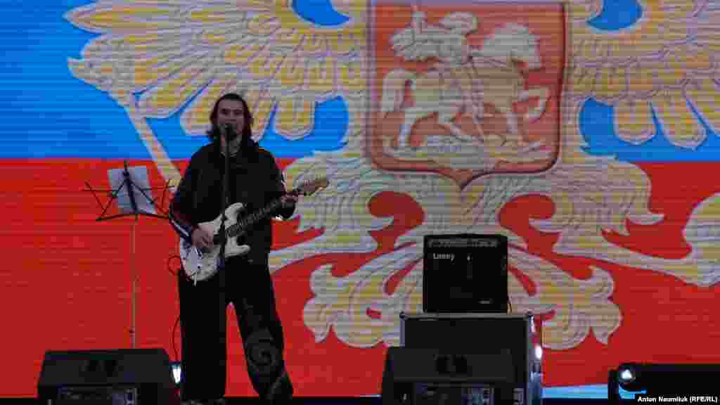 Гимн России для собравшихся спел российский рок-исполнитель Игорь Тальков-младший, который со сцены призывал «украинцев и русских прекратить войну». Он также спел спесню «Украина и Россия», в которой назвал участников Евромайдана «стадом баранов»