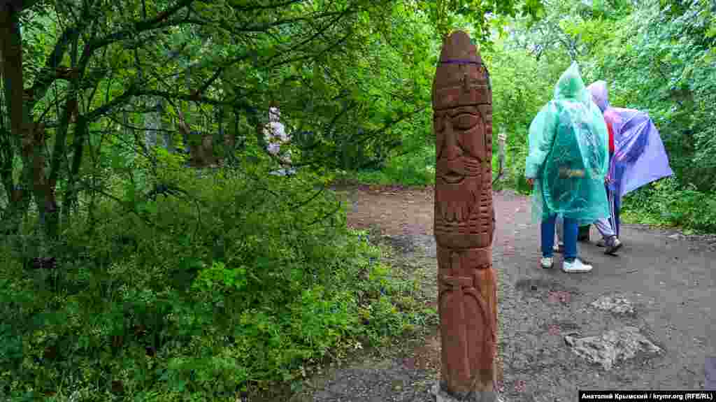 Деревянные истуканы на тропе к «Храму солнца»
