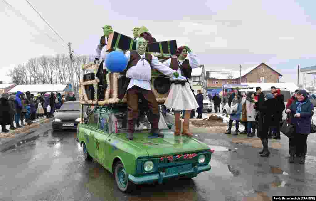 Вертеп в масках мультиплікаційного героя «Шрека» під час святкування свята Маланки у селі Вашківці, неподалік Чернівців, 14 січня 2019 року