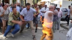 У центрі Сімферополя чоловік намагався вчинити самоспалення – відео У центрі Сімферополя чоловік намагався вчинити самоспалення – відео