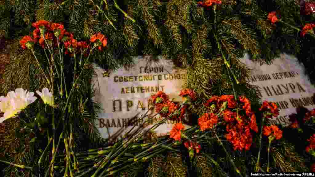 Ukraine -- Honoring Chornobyl liquidators in Kyiv near Chernobyl church, 26Apr2016