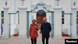 اورسولا فن دېر لېین د جرمني له وزیراعظم اولاف شولڅ سره - د مارچ پینځمې انځور.