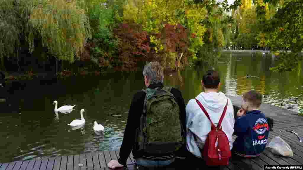 Недавно два лебедя на пруду в «Гагарке» травмировались воблерами – рыболовными приманками с крючками