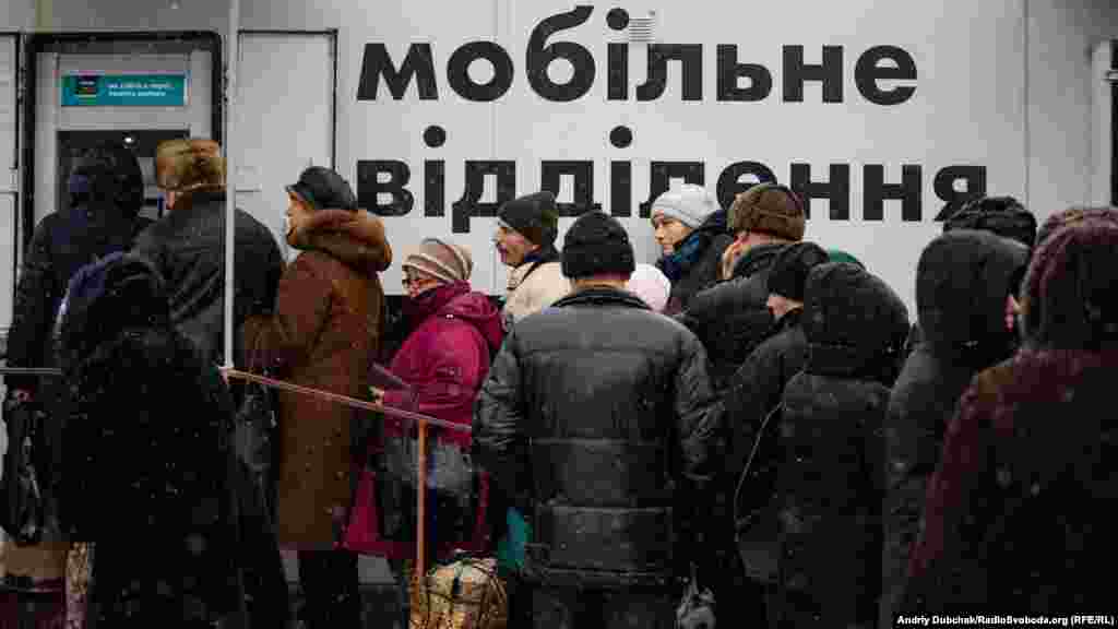Мешканці з непідконтрольних Україні територій у черзі до мобільного пункту банкоматів «Ощадбанку» на КПВВ  у Станиці Луганській, 4 січня 2018 року ПЕРЕГЛЯНЬТЕ ВІДЕО