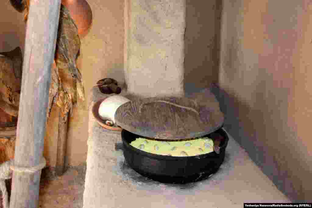 У сінях козаки облаштовували куток для курінного кухара. Обов’язкова його складова піч із відкритим вогнем, так звана кабиця, та казан