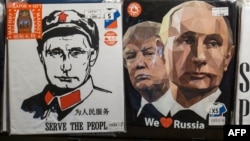 Сувениры с изображением Владимира Путина и Дональда Трампа в одном из магазинов Петербурга