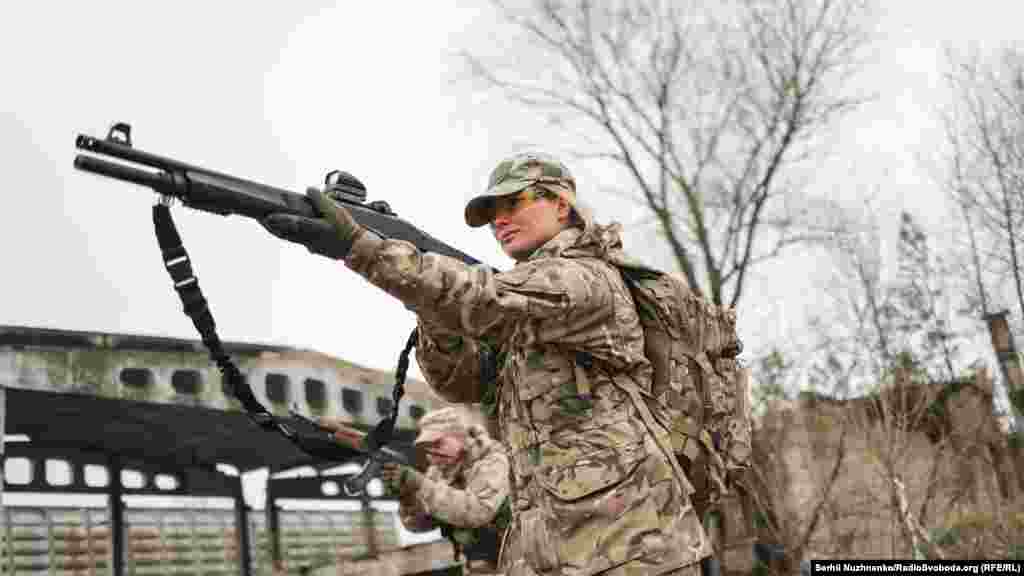 Аліса, 37 років, працює у відеопродакшені, вже понад рік у ТрО (теробороні): «Я тут для того, щоб у разі небезпеки я могла захистити себе, свою родину. Зараз у ці нелегкі тяжкі і небезпечні часи, коли ми розуміємо, що у будь-який час може бути інтервенція з боку ворога, я повинна знати, що в мене вдома є зброя і я повинна вміти нею скористатися, якщо, не дай Боже, хтось зайде в мій дім, на мою територію»