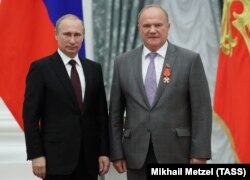 Президент Росії Володимир Путін (ліворуч) і лідер Комуністичної партії Росії Геннадій Зюганов, якого Путін нагородив орденом Олександра Невського. Москва, 31 липня 2014 року