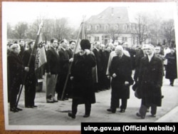 Президент УНР в екзилі Андрій Лівицький (попереду, тримає рукою капелюха), а по ліву руку від нього Михайло Омелянович-Павленко і Борис Мартос серед комбатантів-запорожців. Фото, ймовірно, з періоду 1947–1948 років