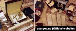 Коштовності, знайдені під час спецоперації у першого заступника начальника Головного слідчого управління Генпрокуратури Володимира Шапакіна і заступника прокурора Київської області Олександра Корнійця, 7 липня 2015 року