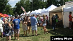 Так выглядела фестивальная толпа с утра, после обеда было уже не пробиться