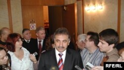 Анатолій Гриценко (у центрі)