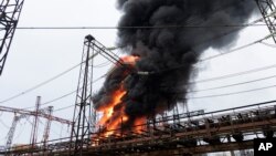 Західні посадовці попередили уряд України, що політичний тиск в енергетиці може зашкодити підтримці енергетичної безпеки України. Архівне фото: полум'я і дим на енергооб'єкті після російської атаки в Харкові, березень 2024 року