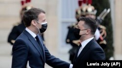 Президент Франції Емманюель Макрон (л) вітає президента України Володимира Зеленського в Єлисейському палаці в Парижі, 16 квітня 2021 року