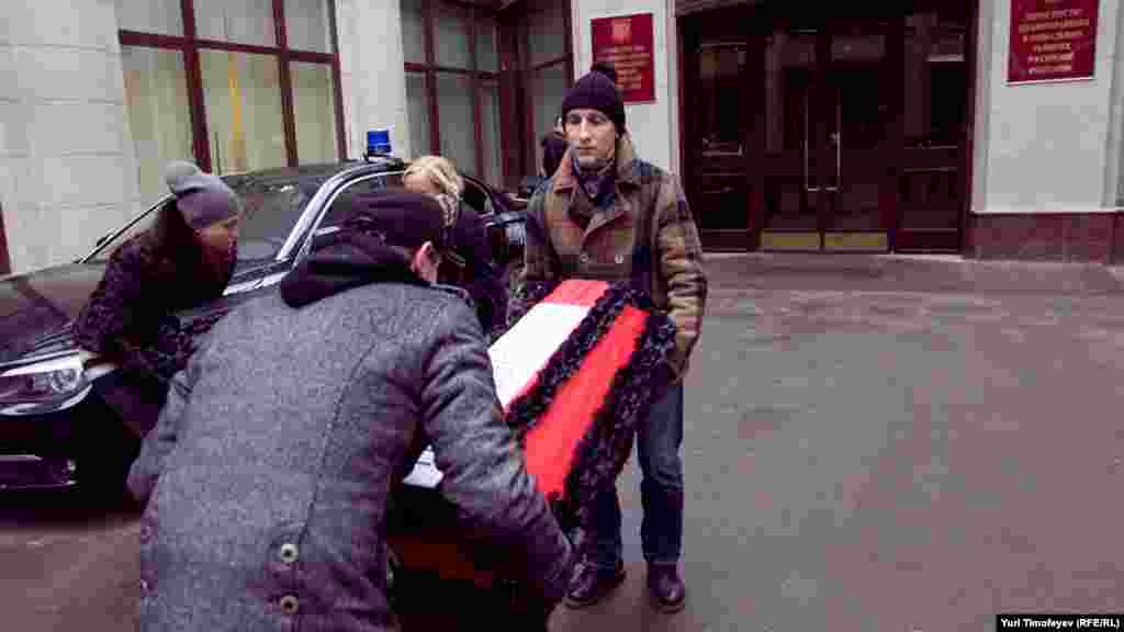 Гробы несли к парадному подъезду Министерства здравоохранения РФ, где их поставили на землю, а участники акции стали над ними почетным караулом. 