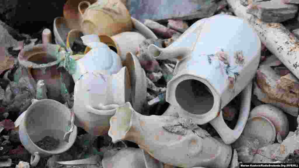 Це черепки на згарищі цього ж дому