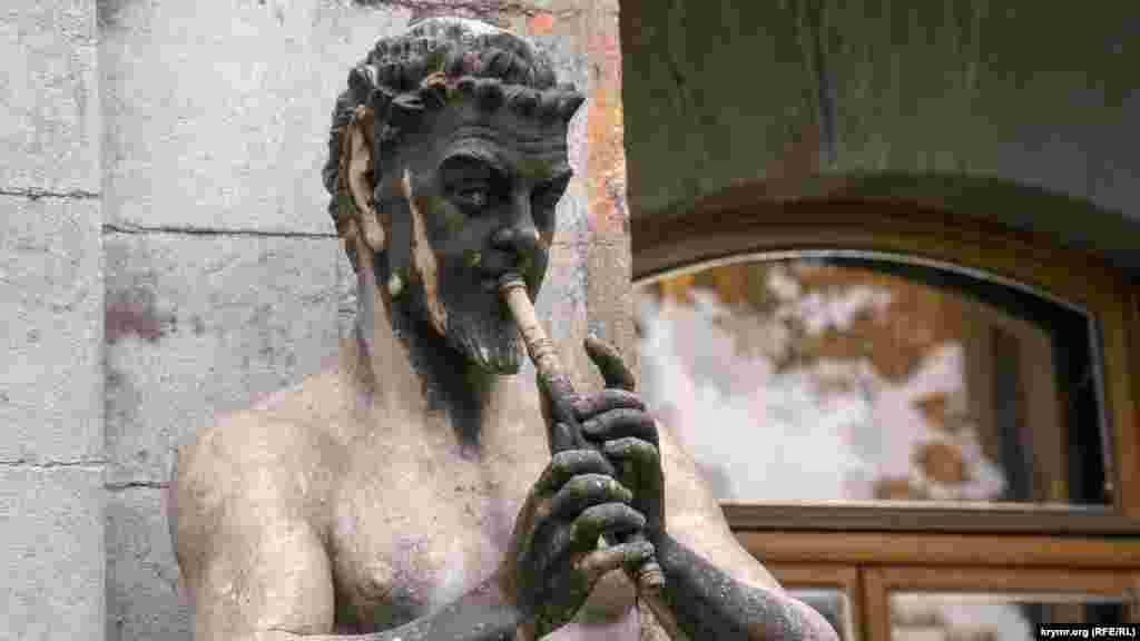 «Сатир, играющий на авлосе»