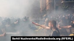 За словами речника МВС, поліція та нацгвардійці «були змушені застосувати поліцейські заходи примусу, зокрема спецзасоби»