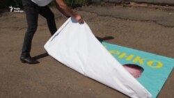 Після виборів кандидат віддав агітаційні банери на Донбас для укріплення бліндажів – відео Після виборів кандидат віддав агітаційні банери на Донбас для укріплення бліндажів – відео