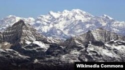 Після лавини зникли четверо туристів з Південної Кореї та троє жителів Непалу