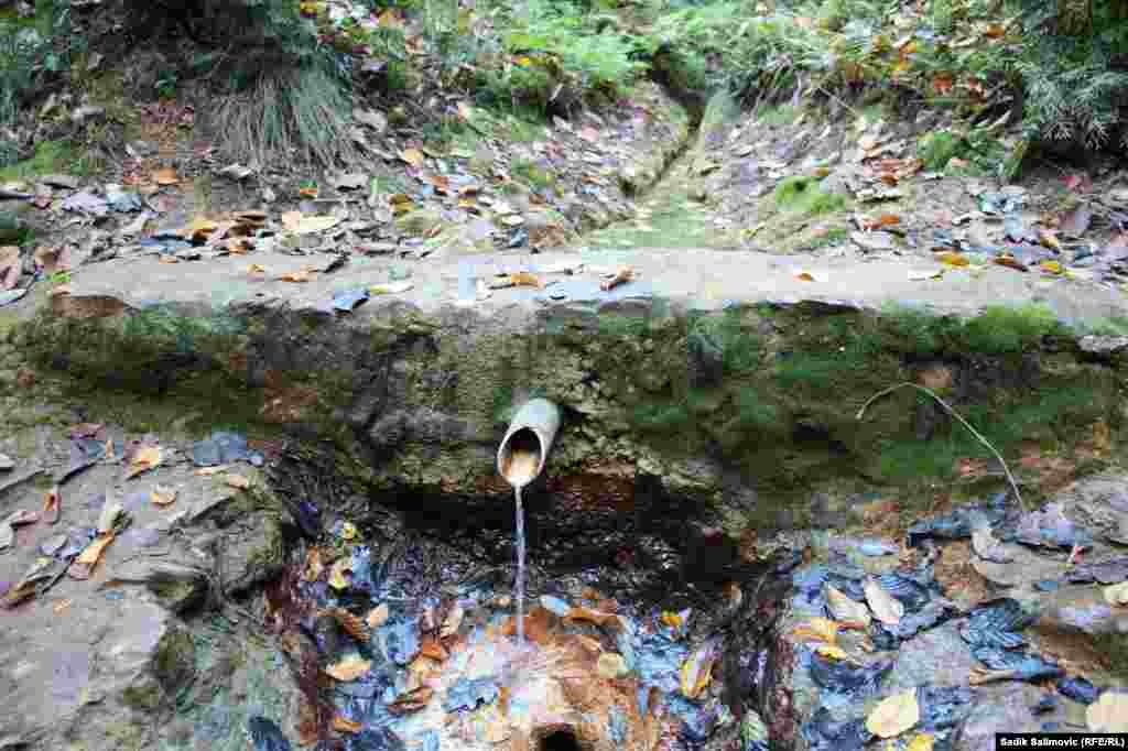 Izvor tzv. "sinus vode" sada teče smanjenim intenzitetom, međutim i on nekad presuši.