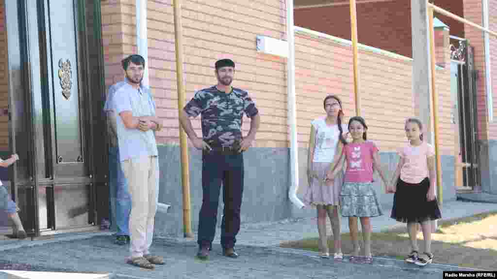 Счастливые люди не стесняются позировать нашему корреспонденту