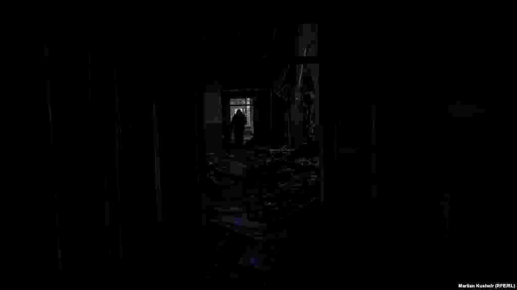 Дорогою до «трону» через розбиту будівлю. На цьому місці з 2014 року до сьогодні точаться запеклі бої