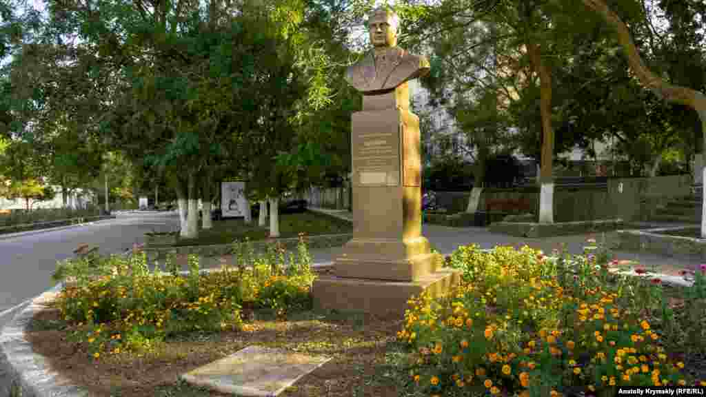 Бюст физику-ядерщику, трижды Герою Социалистического труда Кириллу Щелкину (1911–1968), в честь которого назван город. В 1932 году будущий академик закончил Крымский педагогический институт