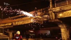 У Києві обвалилася частина огорожі на Шулявському мості (відео) У Києві обвалилася частина огорожі на Шулявському мості (відео)