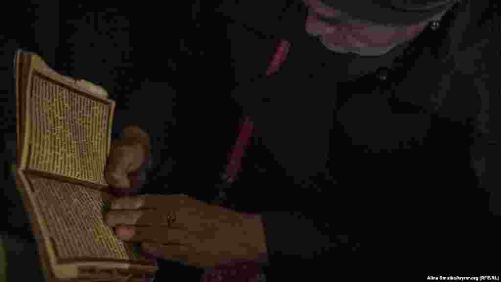 Ветеран крымскотатарского движения из Бахчисарая Зодие Салиева читает молитву.  24 мая 2017 года