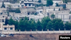 Вооруженные люди в сирийском городе Кобани – вид со стороны Турции