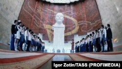 Бюст Владимира Ленина в зале музея, посвященного основателю СССР в Улан-Баторе, 1981 год. Фото: Игорь Зотин/ТАСС (ПРОФИМЕДИА)