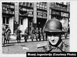 Prizor ispred predstavništva Nemačke koje su demonstranti demolirali, a nova vlada pokušala da ga popravi i zaštiti da ne bi razljutila Hitlera.