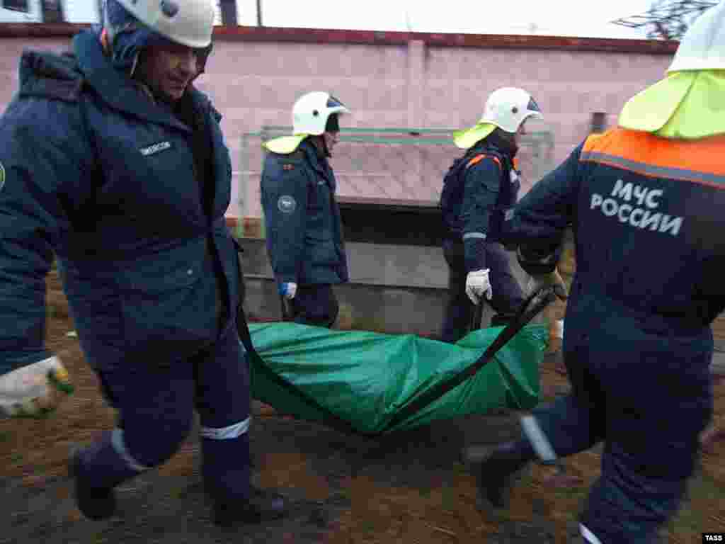 По данным Следственного комитета при прокуратуре России, при крушении поезда погибли 26 человек, более ста получили ранения.