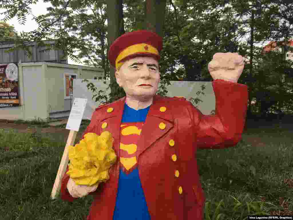 Радянський Супермен також є серед виставлених фігурок під назвою «Конєвмен»