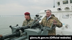 Российский глава Крыма Сергей Аксенов (справа) и глава Росгвардии Виктор Золотов (слева)