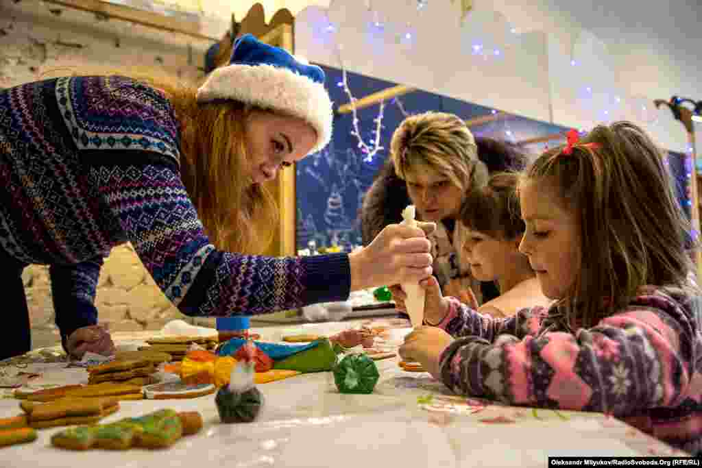 Будиночки печуть цілими сім’ями, привозять навіть з області