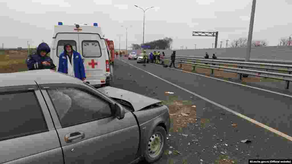 По их словам, на «Тавриде» отсутствуют полноценное освещение, отбойники и прочие атрибуты безопасности. 25 марта 2020 года. «Скорая» на месте аварии у села Владиславовка, Кировский район