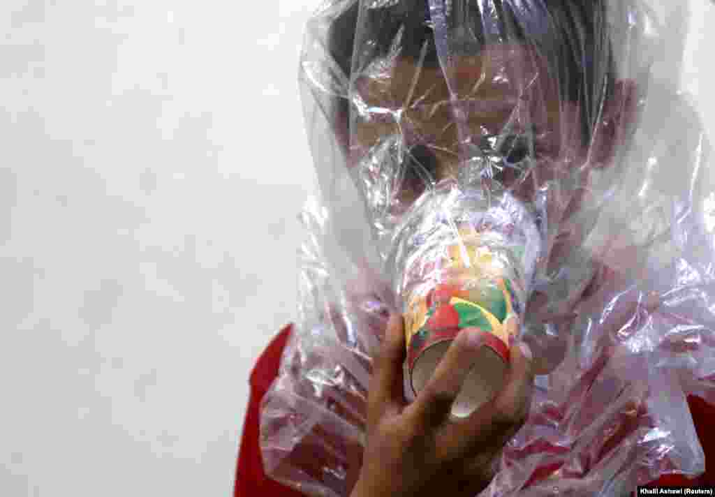 Хлопчик приміряє імпровізований протигаз в місті Ідліб, 3 вересня, Сирія.(Reuters/Khalil Ashawi)