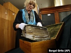 Пересопницьке Євангеліє має 482 пергаментних аркушів, у палітурці розміром 380 x 240 мм. Вага – 9 кілограмів 300 грамів