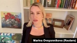 Редактор Первого канала Марина Овсянникова, устроившая антивоенную акцию в прямом эфире