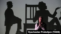 Актер Алексей Кравченко (Хендрик) в спектакле "Мефисто" режиссера Адольфа Шапиро