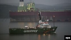 Судно "Арктик санрайз" покидает Мурманск 1 августа 2014 года