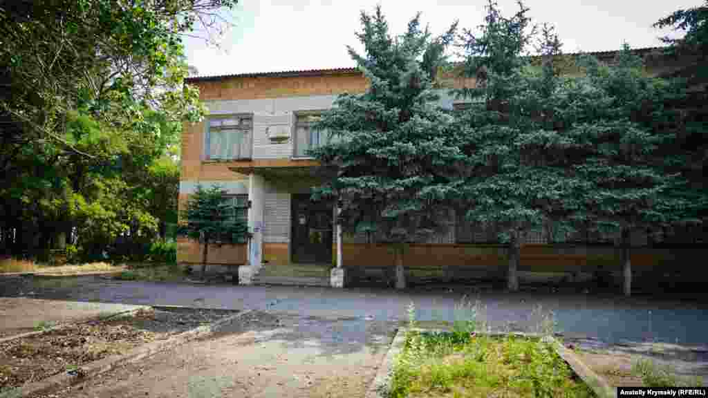 Сохранившаяся под голубыми елями контора давно несуществующего орденоносного совхоза «Герои Сиваша»